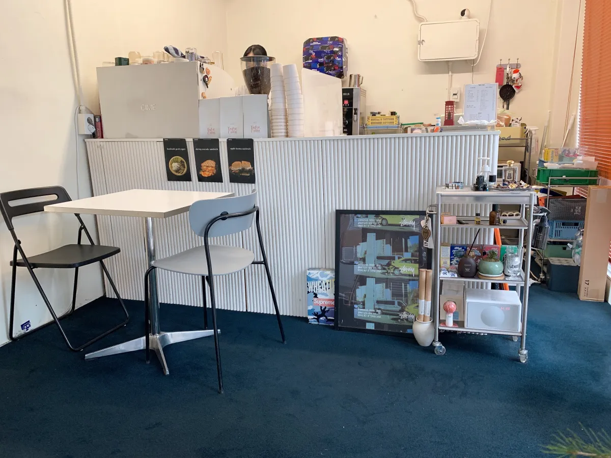 네이비카페-내부-카운터-정면