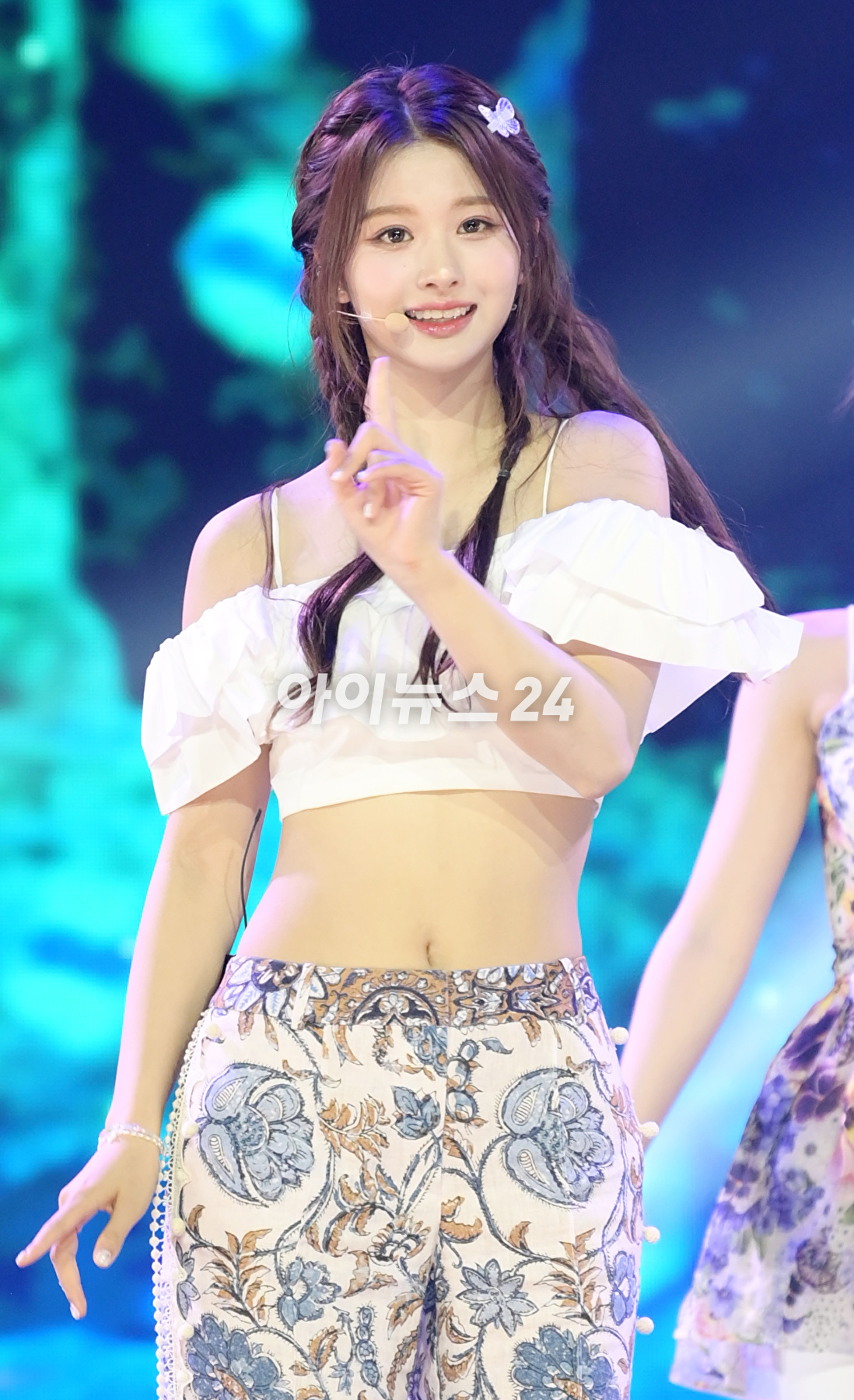 그룹 엔믹스 설윤이 11일 오후 서울 용산구 한남동 블루스퀘어에서 열린 엔믹스(NMIXX) 세 번째 싱글 앨범 '어 미드서머 엔믹스 드림'(A Midsummer NMIXX's Dream) 발매 기념 쇼케이스에서 타이틀곡 '파티 어클락' 무대를 선보이고 있다. [사진=정소희 기자]