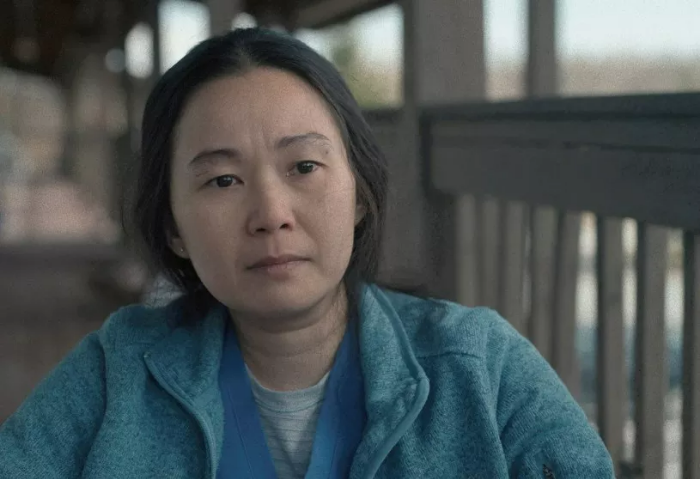 챨리를 돌보는 리즈가 베란다에 앉아 있음