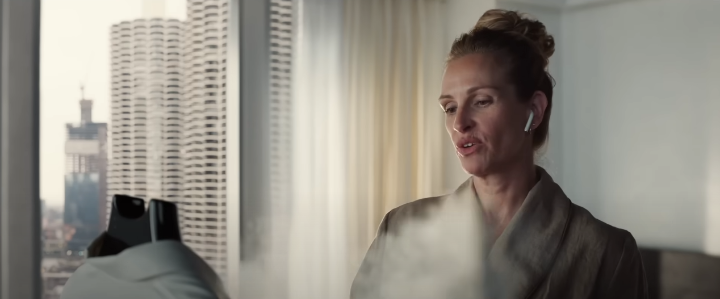 전화를받고있는줄리아로버츠