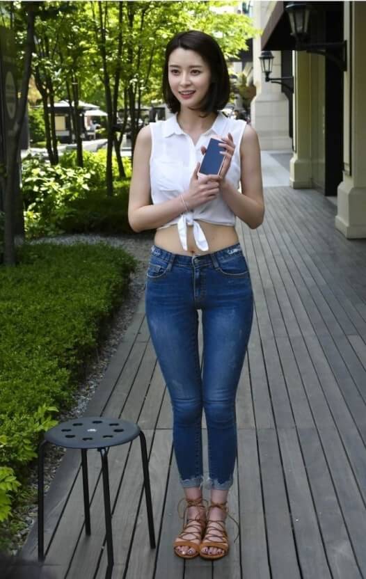 권나라, 평범한 일상 속 빛나는 매력…여신미와 여름 패션 살짝쿵