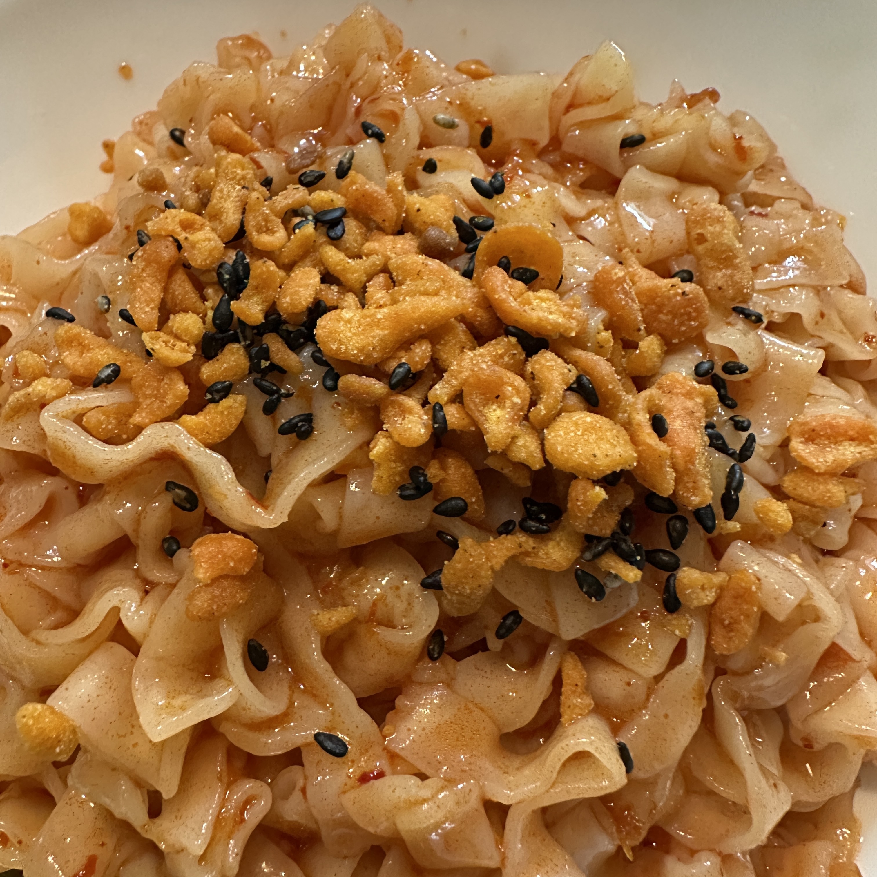 배홍동_칼빔면_김치맛튀김토핑