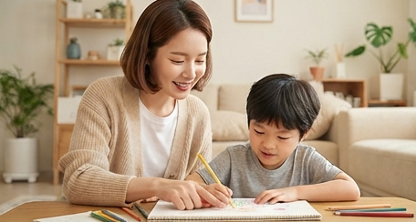엄마가 아이 옆에 앉아 그림을 함께 들여다보는 모습
