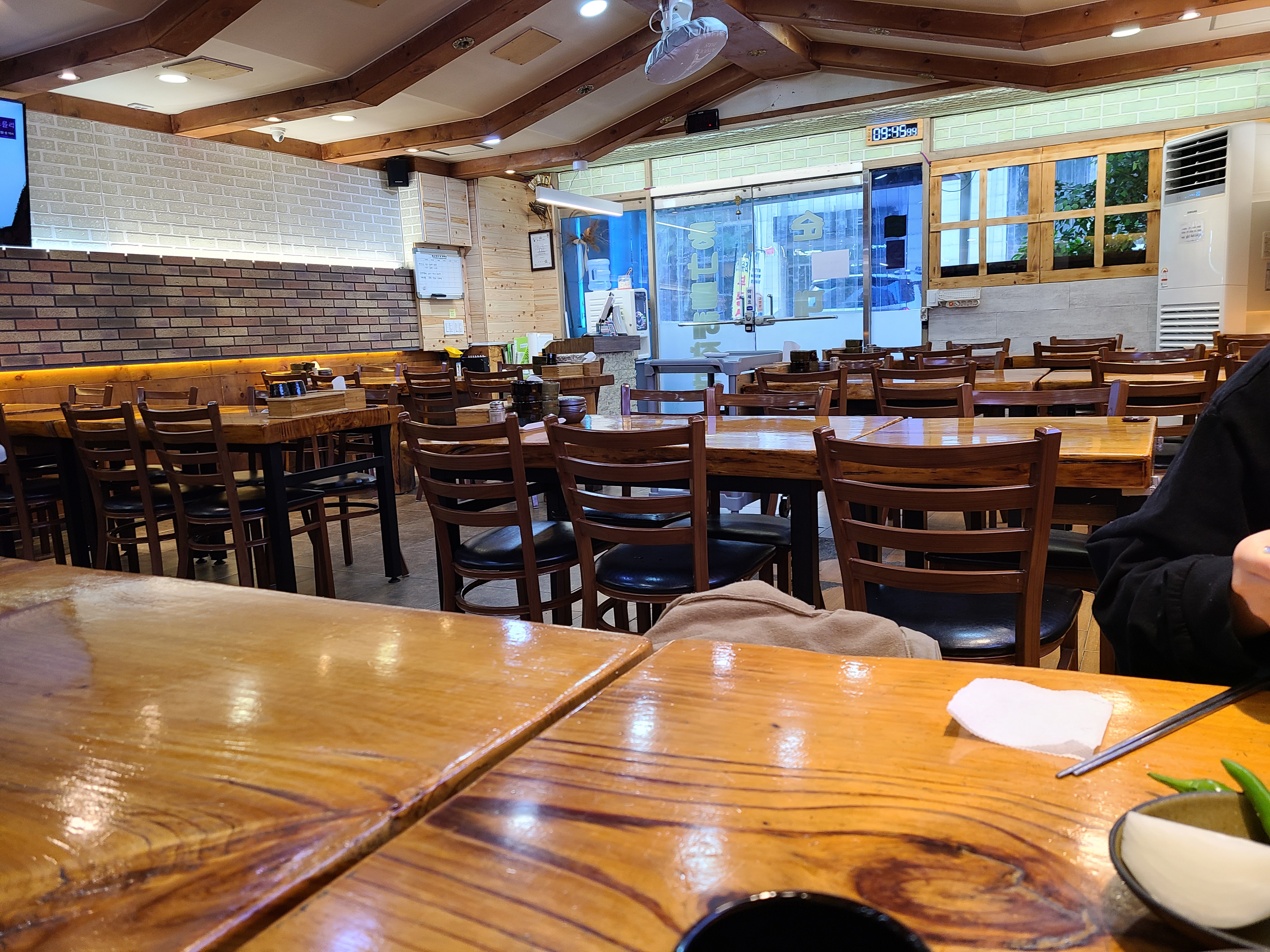 the appearance of a restaurant