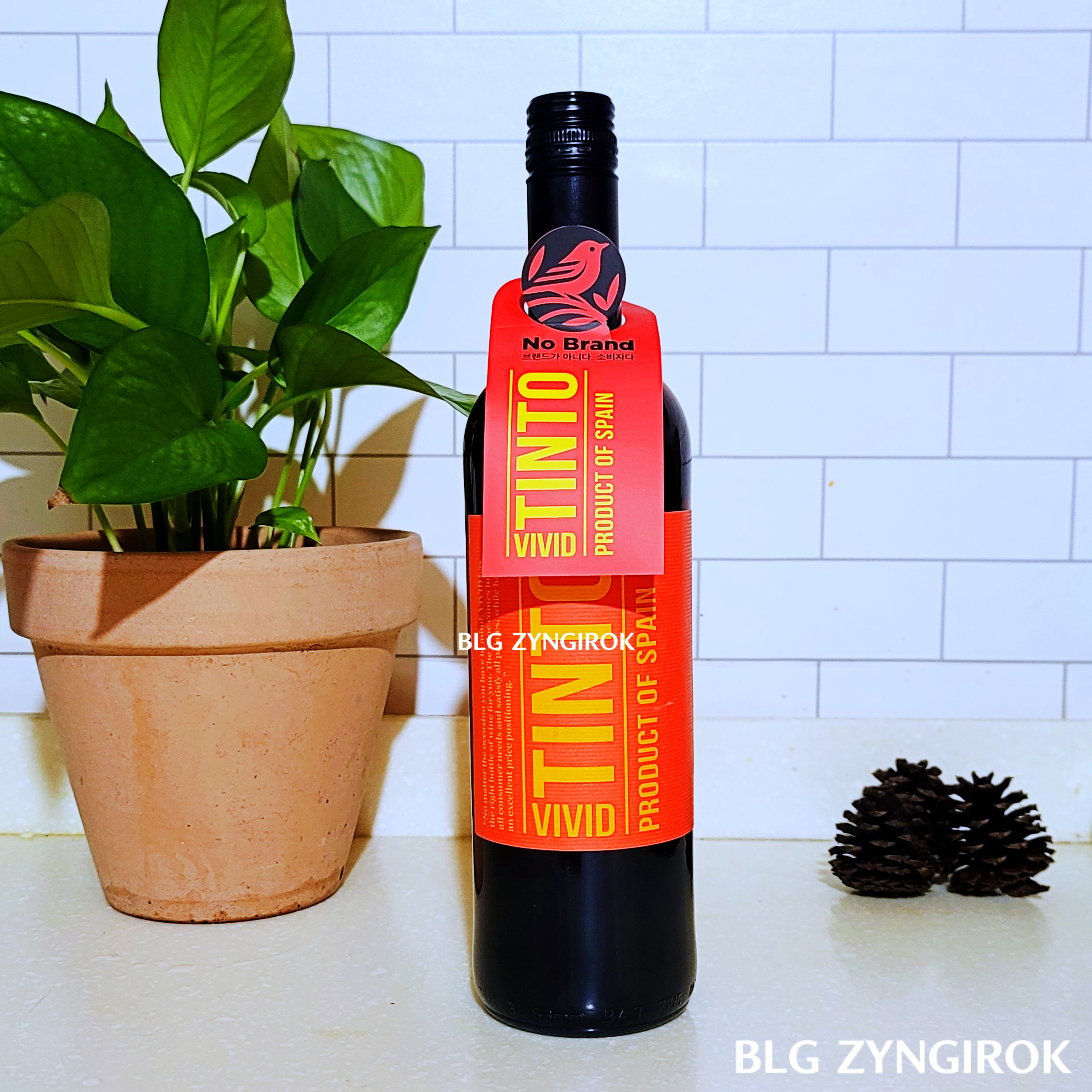 노브랜드-와인-틴토-비비드가-놓여있다.