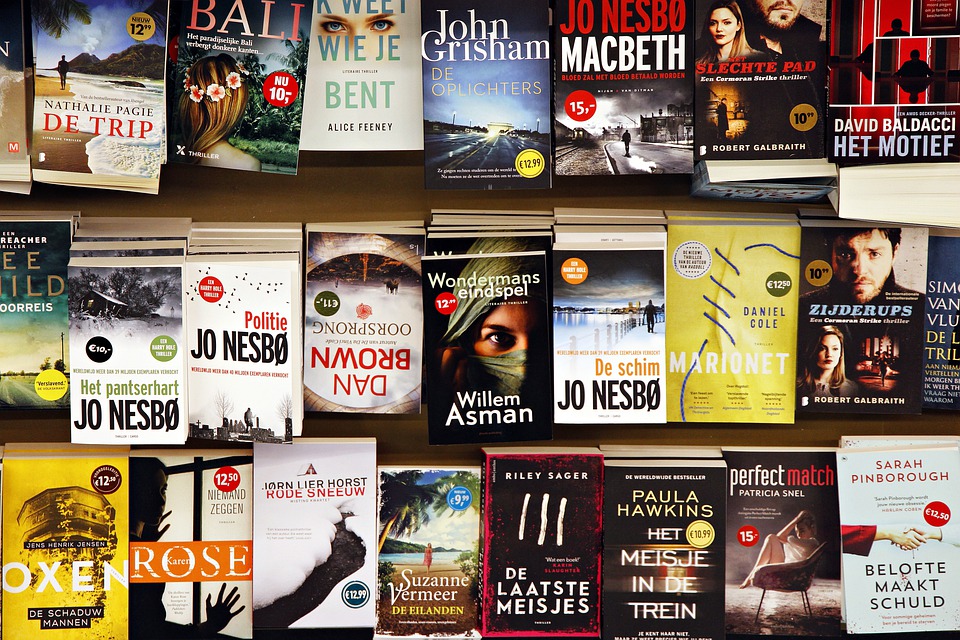 많은 책들이 놓여져 있는 사진