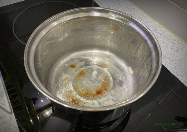 오뚜기 뼈없는순살 삼계탕 2022년 7월 냄비 조리 바닥 탐.