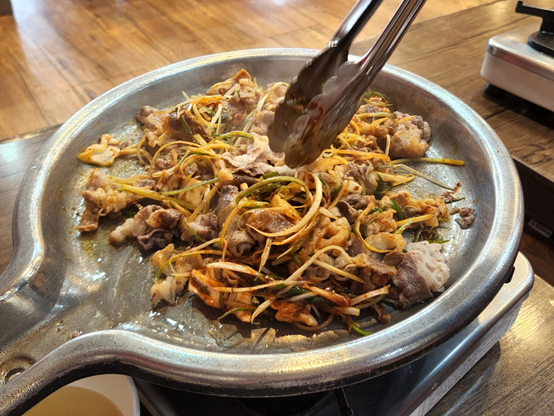 파채와_함께_볶아지는_우삼겹