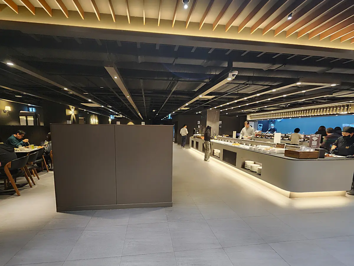 마곡-맛집-해산물-뷔페-고메스퀘어-발산점-음식섹션-식사공간-분리