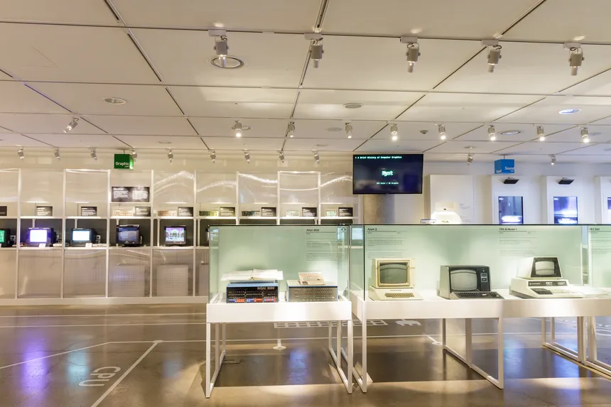 제주 넥슨컴퓨터박물관 내부에서 고전 게임과 IT 전시를 체험 중인 방문객의 모습