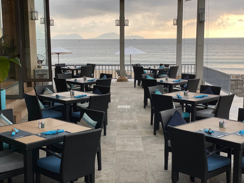 나트랑 미아 리조트 - 더 키친 조식당 야외 좌석