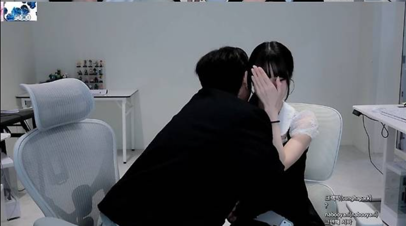 과즙세연♥BJ 케이 8개월째 열애 중! 방시혁 루머 종식시킨 중대발표 키스 퍼포먼스