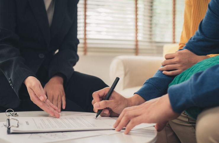 서류를 작성하는 사람들