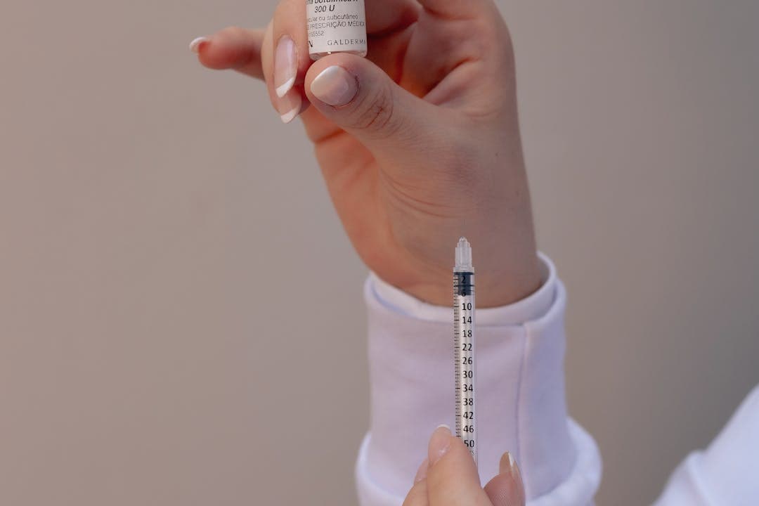 대상포진 예방접종을 위해 준비하고 있는 모습