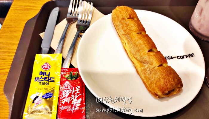 메가커피 핫도그와 소스