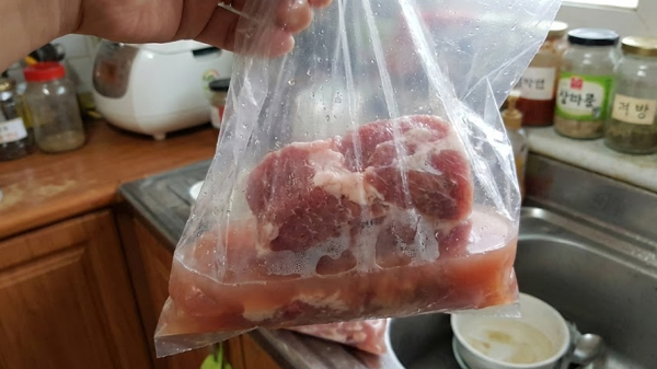 해동된 고기 사진