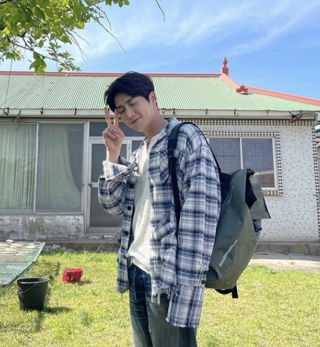 배우-김선호-브이-하는-사진