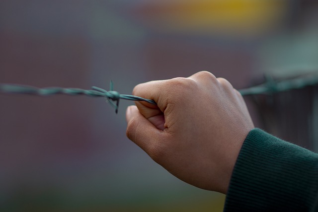 강박장애로 어려움을 느끼는 사람 손