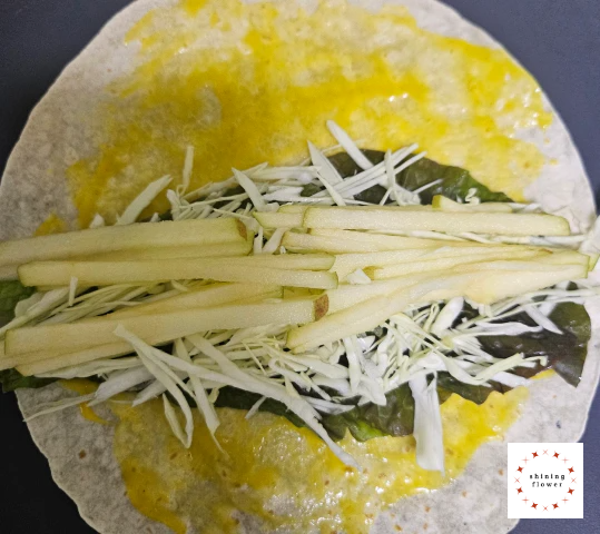 허니머스타드 바른 또띠아 위에 상추-양배추-사과 순으로 올리기