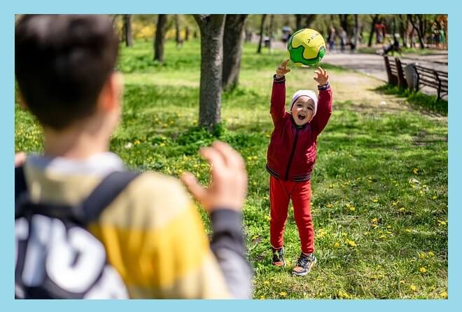 공원-공놀이하는-아이들