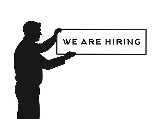 취업 글자 들고 있는 남자