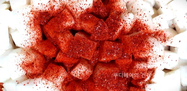 헹군후-물기-뺀-절인-무에-고춧가루를-넣은-모습