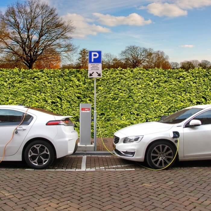 충전 중인 전기 자동차