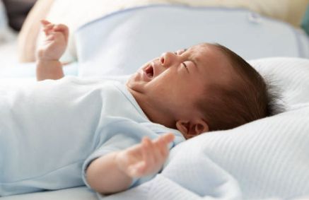 배가 아파서 우는 아기 이미지