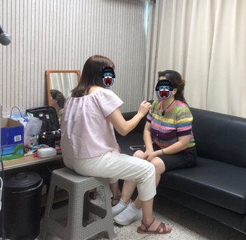 메이크업을 받는 사진