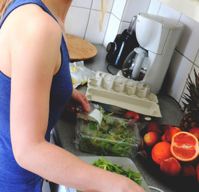 혼자 사는 사람, 샐러드 나눠서 담는 사진