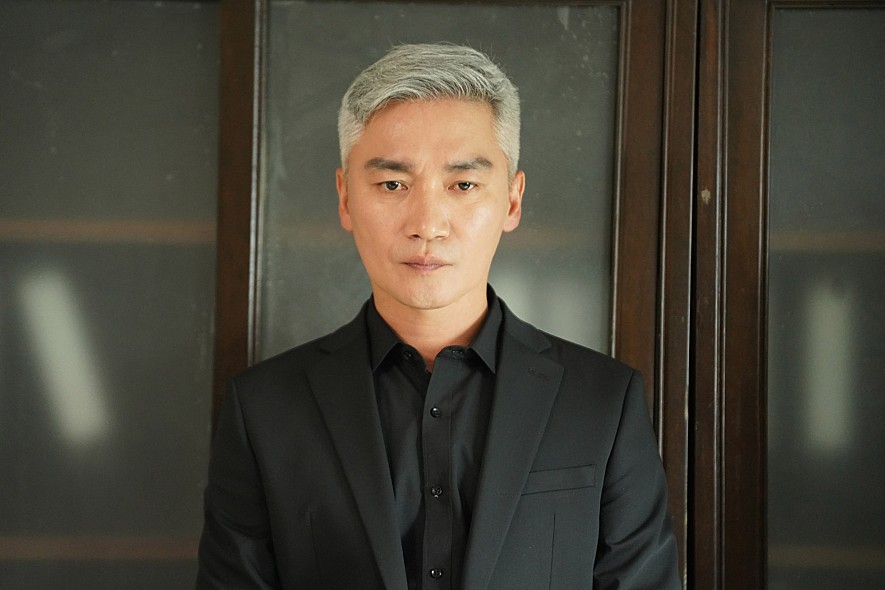 검은 정장을 입은 조재윤의 모습