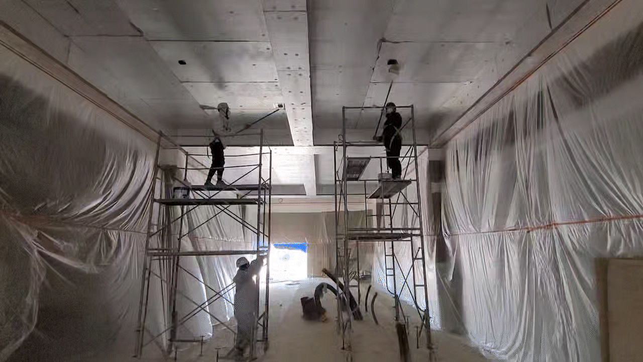 퍼라이트 뿜칠 작업 전에 프라이머 도포작업을 먼저 합니다.