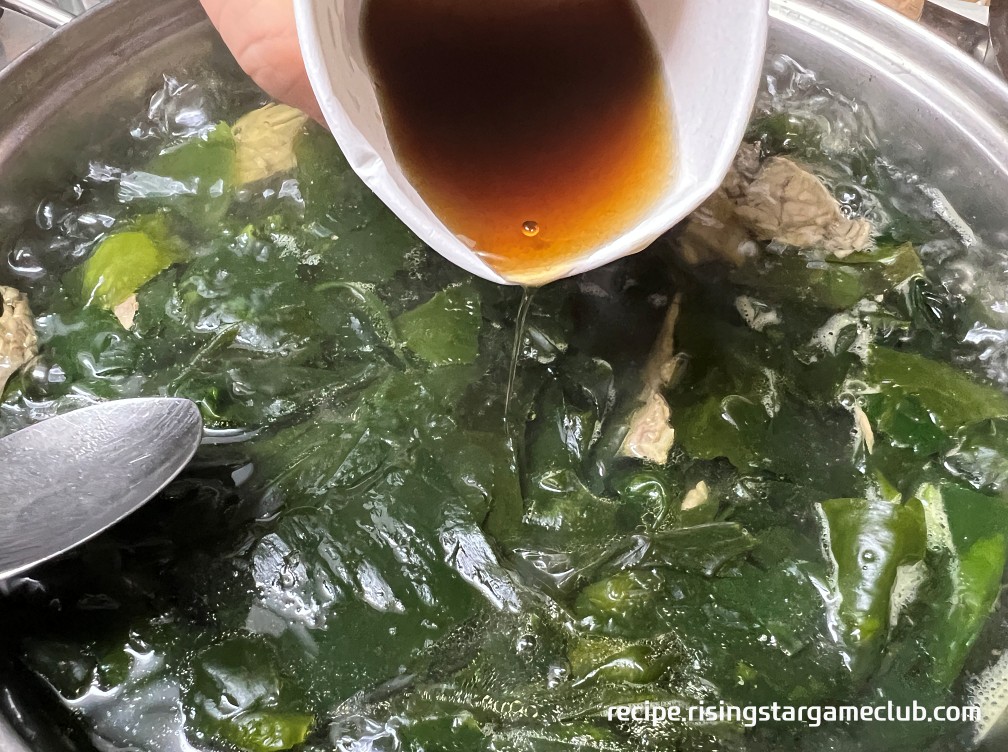 미역국에 액젓으로 간하는 사진