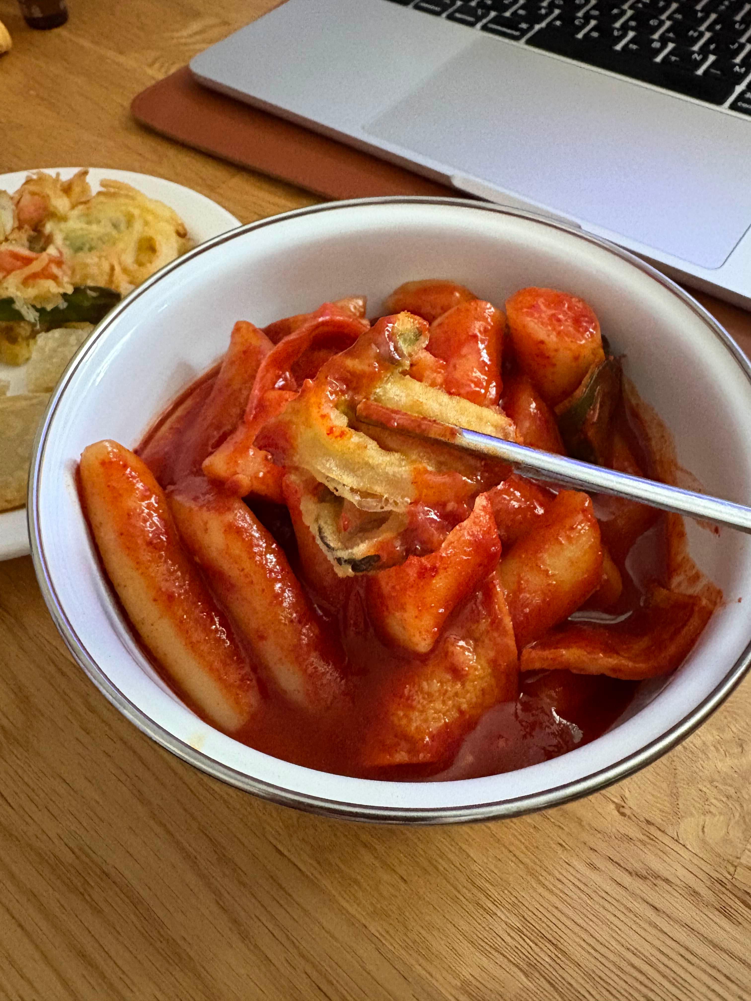 alt=&quot;매콤 달콤 떡볶이 국물에 바삭한 야채튀김 찍어 먹으면 꿀맛&quot;
