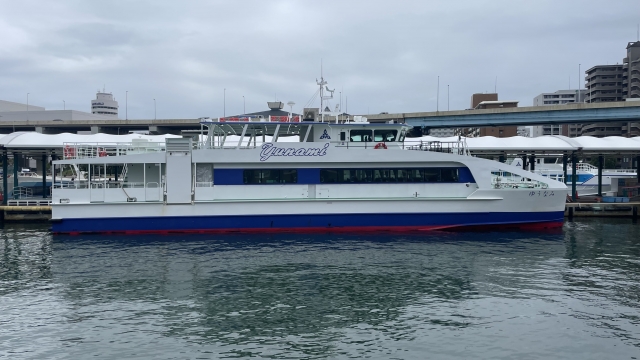 하카타항에 정박중인 페리 / 출처=PhotoAC