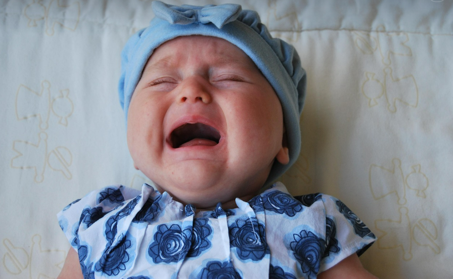 우는 아기 사진