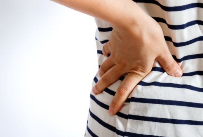 오른쪽 옆구리 뒤쪽 통증 의심되는병