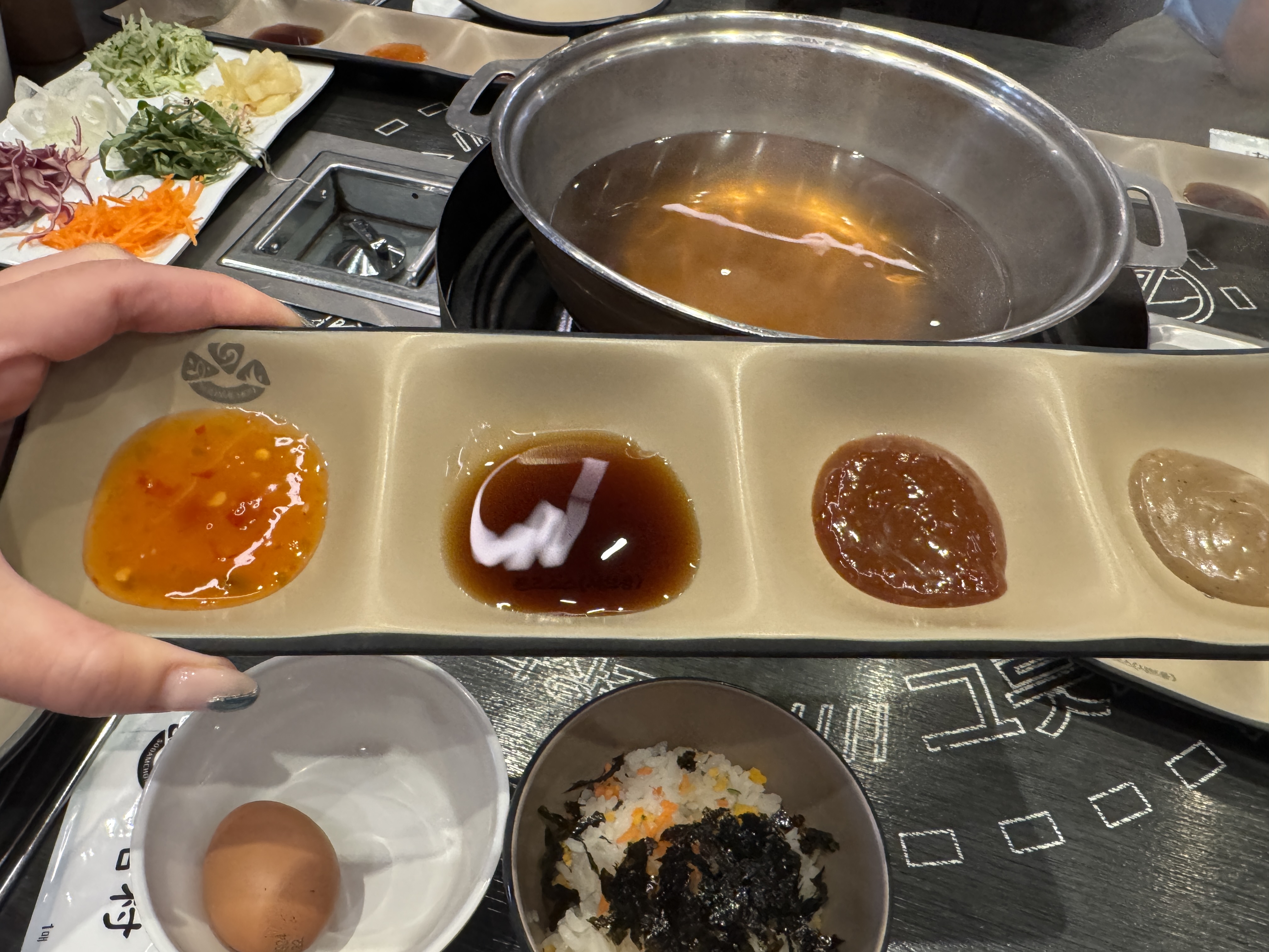 소담촌 김포한강신도시점 샤브샤브 소스 – 칠리소스, 폰즈소스, 라임소스, 땅콩소스를 각각 덜어낸 모습, 샤브샤브 육수와 월남쌈 채소가 함께 보임