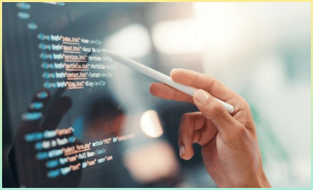 프로그래머, 코드, 앱 개발 및 디버깅 컴퓨터에 대한 화면을 가진 사람 또는 손. 소프트웨어 테스트, 시스템 데이터 또는 온라인 업데이트에 대한 기술 검토 클로즈업, 프로그래밍 및 직원