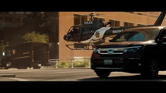 넷플릭스 영화 Beverly Hills Cop: Axel F&amp;#44; 경찰 헬리콥터가 도심 도로 위를 낮게 비행하는 액션 장면