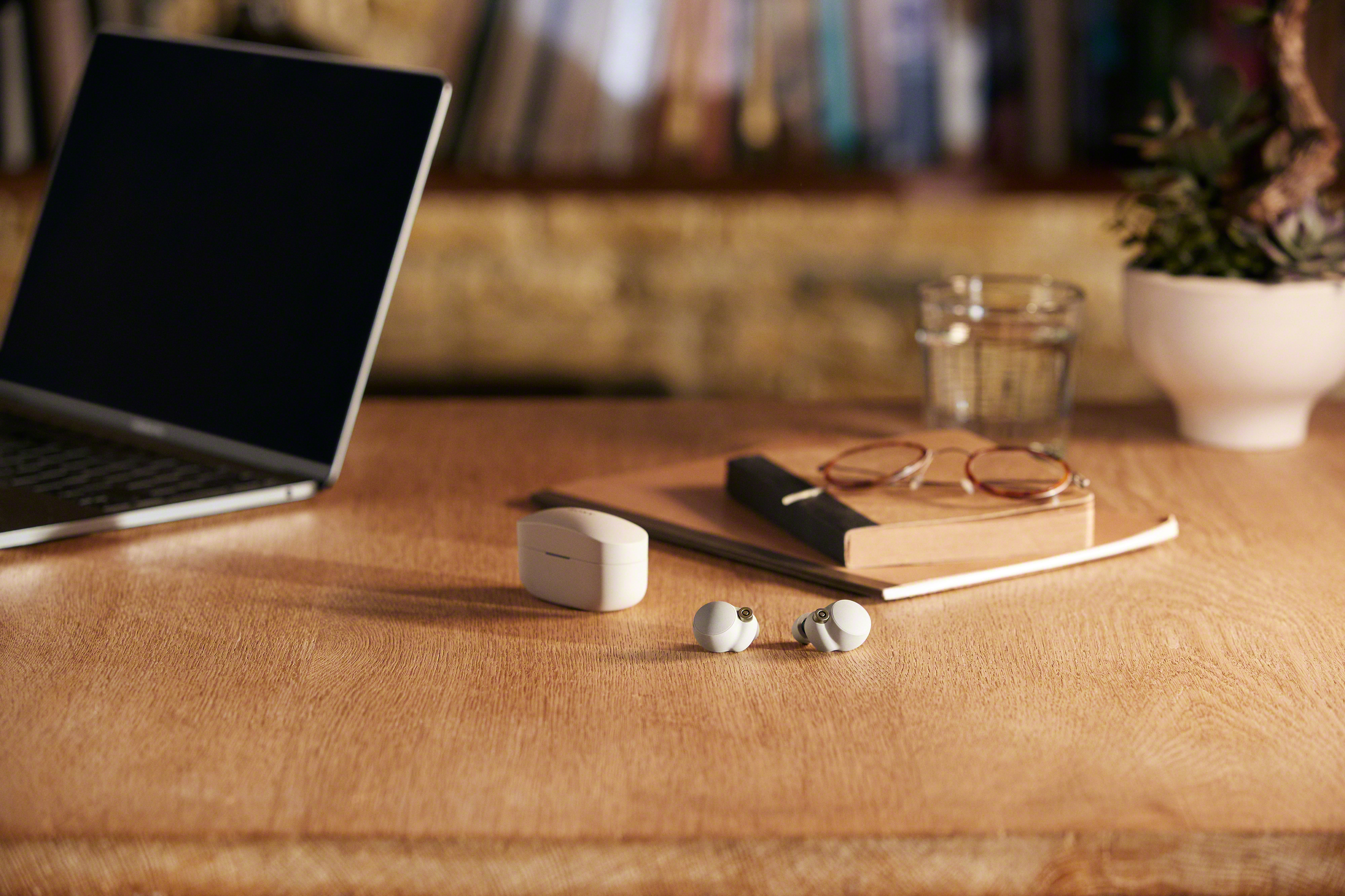 책상 위 놓여있는 책과 안경, 소니 이어폰 WF-1000XM4