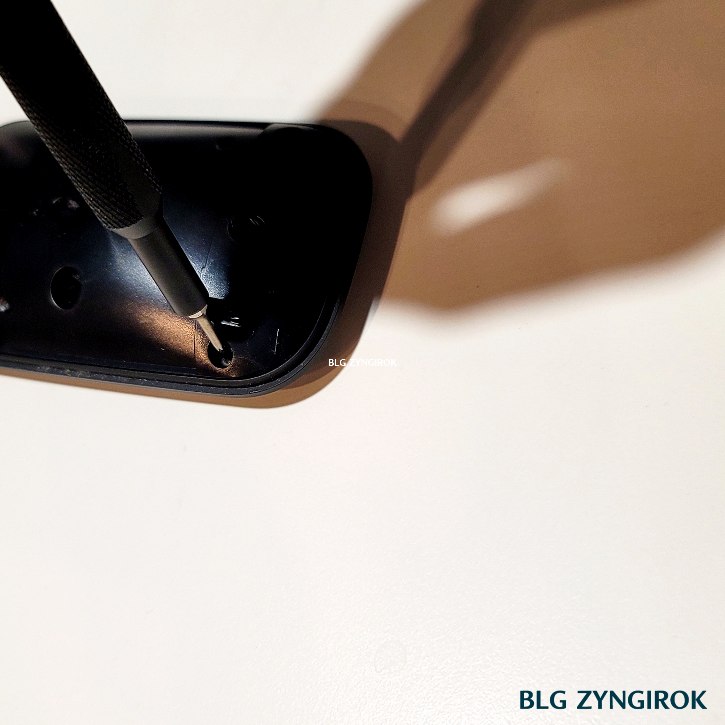 MS Design Mouse 세번째 나사 분리중