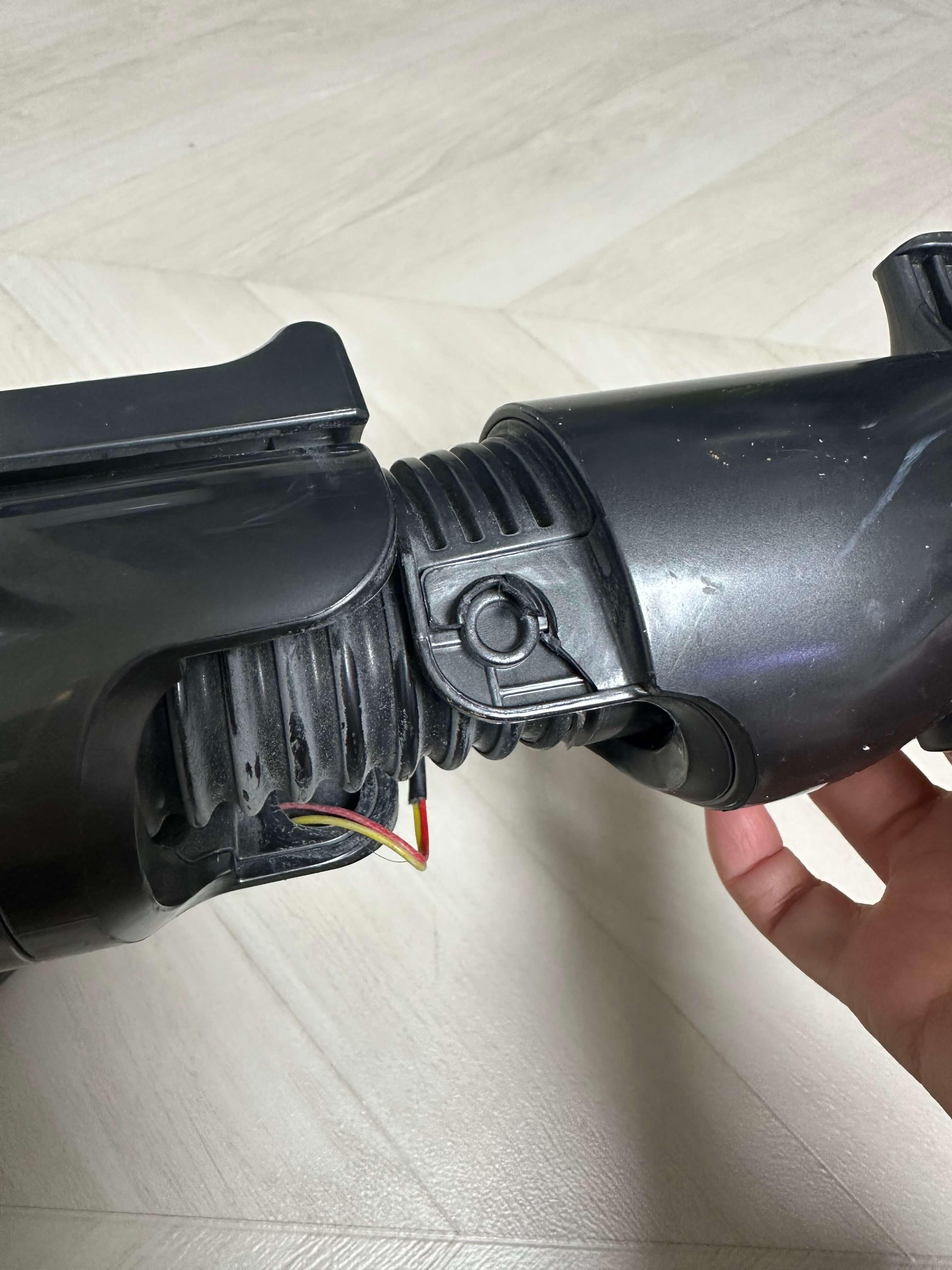 러져버린 LG코드제로 A9 청소기 헤드(마룻바닥 흡입구) 모습