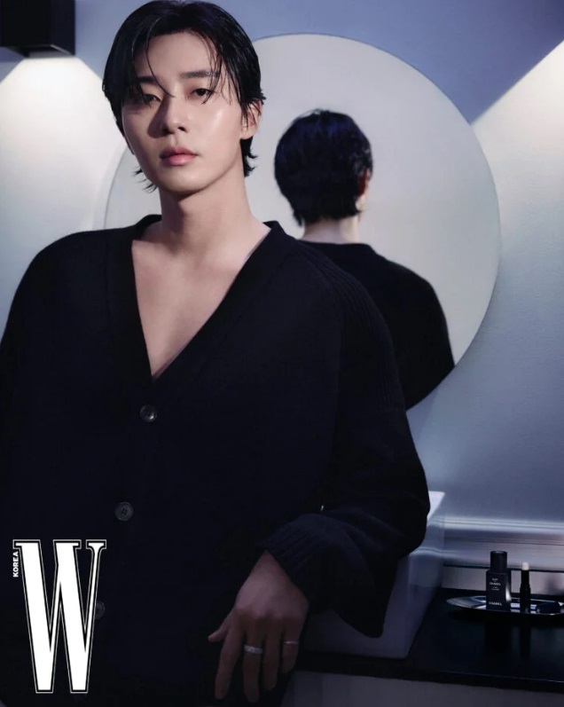 남자배우가 향수들고 있음