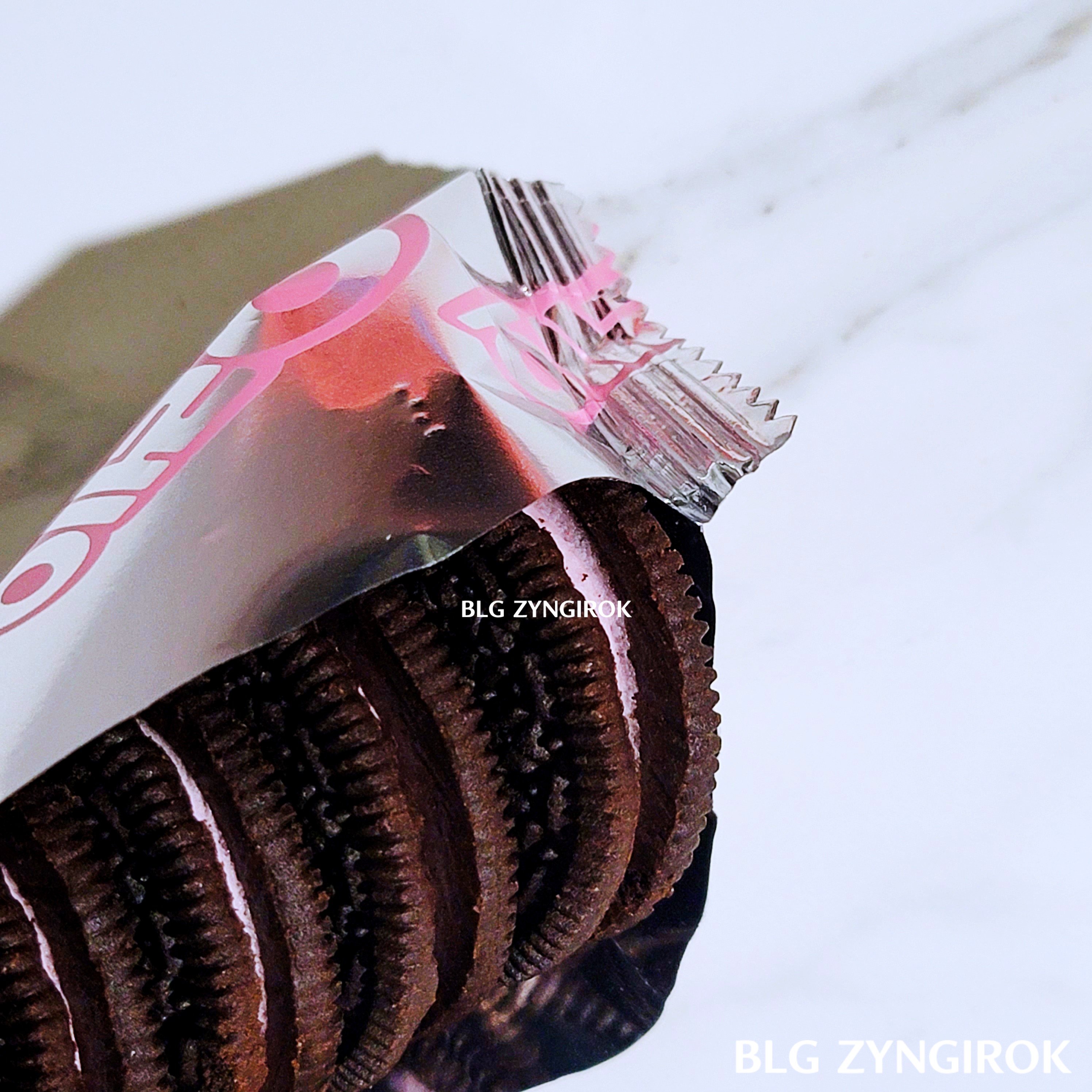 분홍-봉지속-검은-오레오가-들어있다.