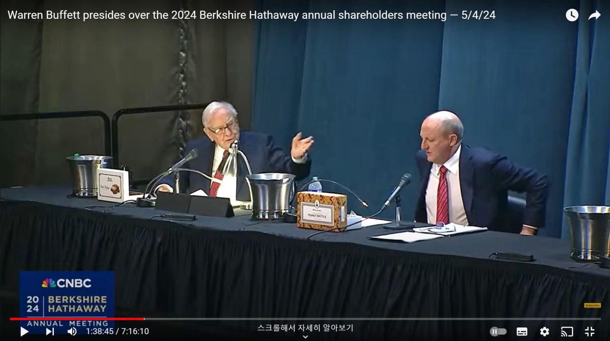 4일 열린 주총에서 워런 버핏 회장(왼쪽)이 그레그 아벨 벅셔 부회장과 함께 주주들의 질문에 답하고 있다. 이날 그는 자신의 뒤를 이을 차기 최고경영자(CEO)로 아벨 부회장을 공식 지명했다.