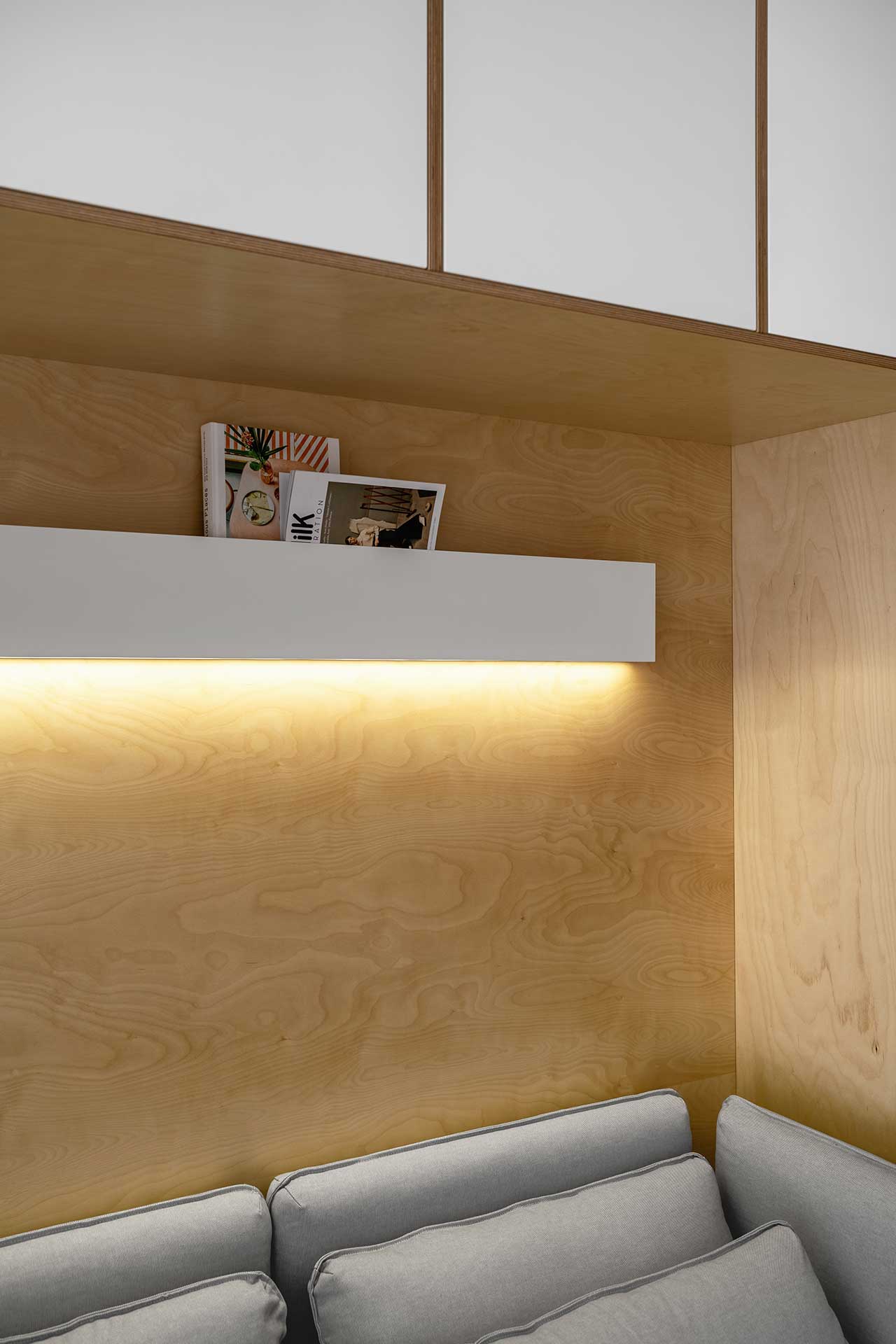 주황-간접조명이-있는-소파-위의-모습