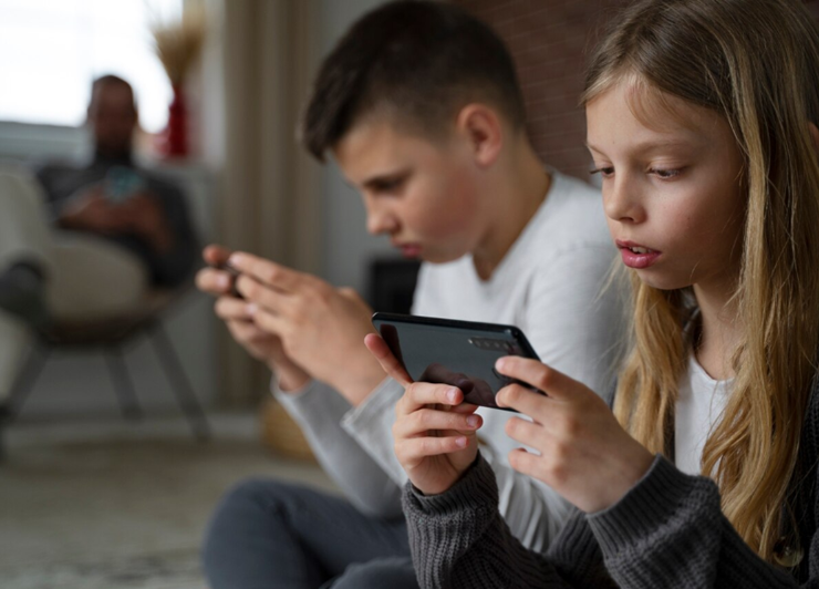 스마트폰 게임을 하고 있는 아이들