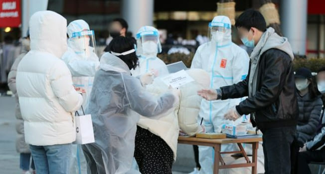 “내 투표지 못맡겨” 투표지 갖고 돌아간 확진자...본투표 사실상 불허