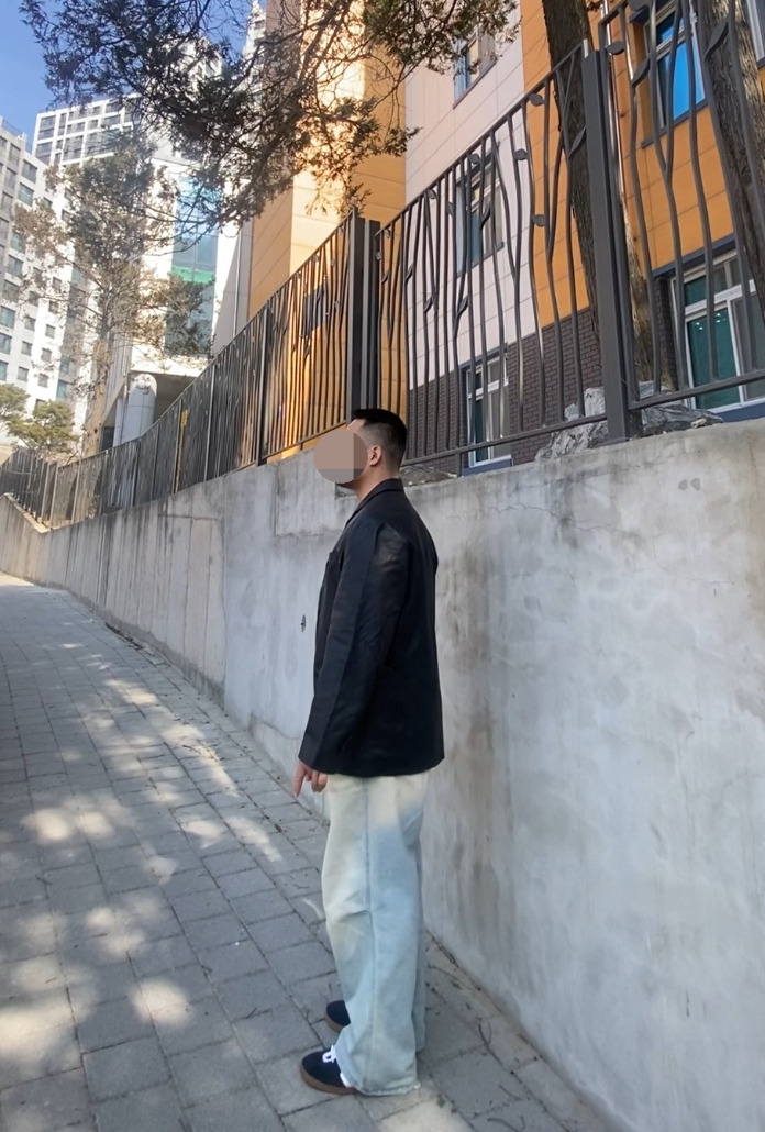 데일리룩('26.2.28.)아크메드라비 ADLV 카우하이드 레더재킷 레더블레이저, 스컬프터 니트 티셔츠, 에러스익셉티드 와이드 연청 데님 팬츠, 컨버스 올스타 클래식 트레이너 옥스